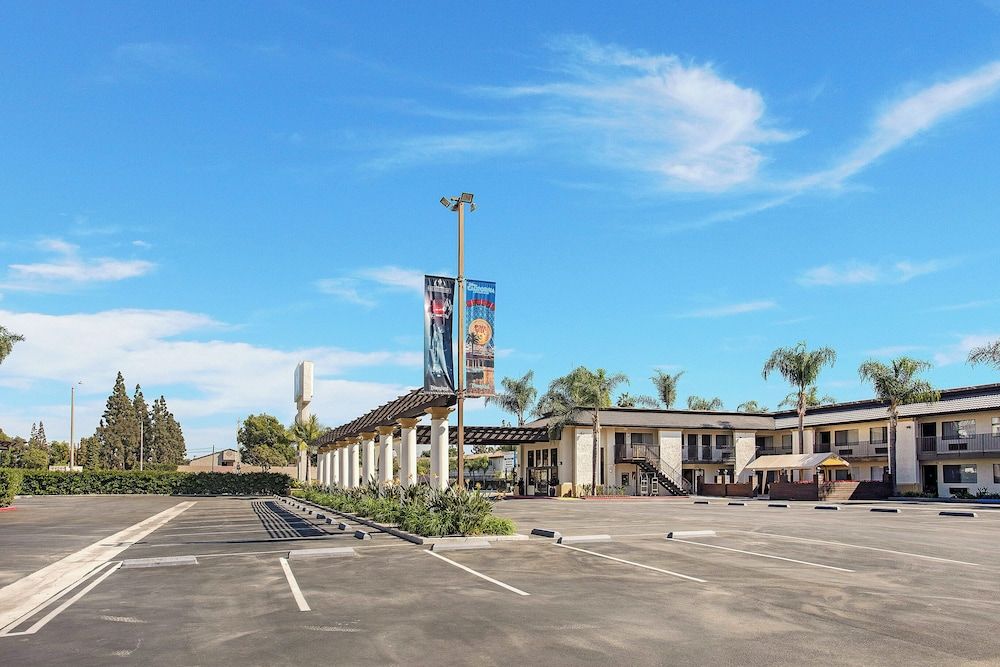 undefined Stanford Inn & Suites Anaheim 2