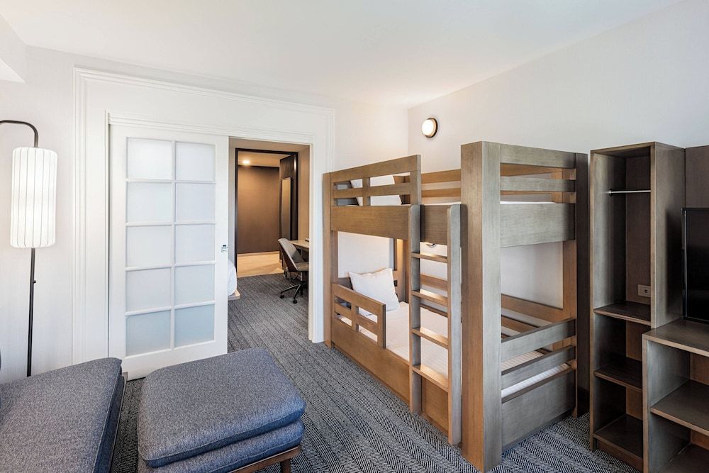 Suite, 2 Bedrooms (Mobility/Hearing Access, Roll-In Shwr)