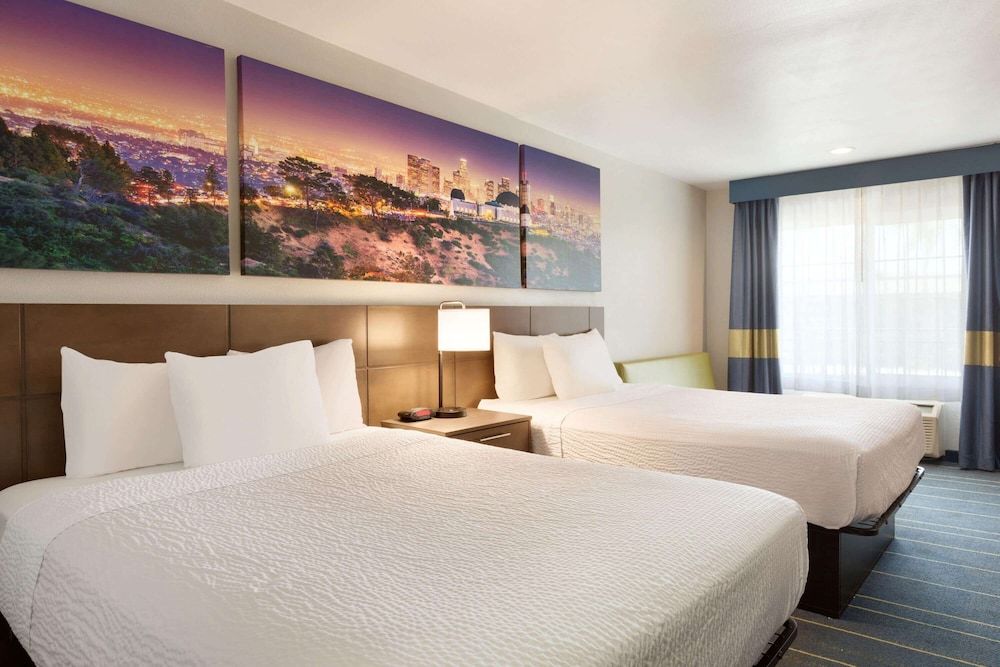 undefined Days Inn & Suites by Wyndham Anaheim At Disneyland Park 4