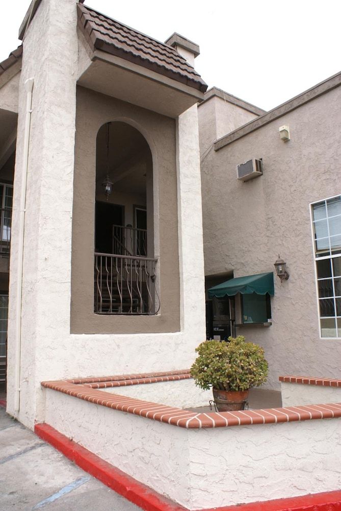 undefined Queens Inn Anaheim 6