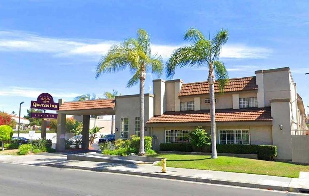 undefined Queens Inn Anaheim 8