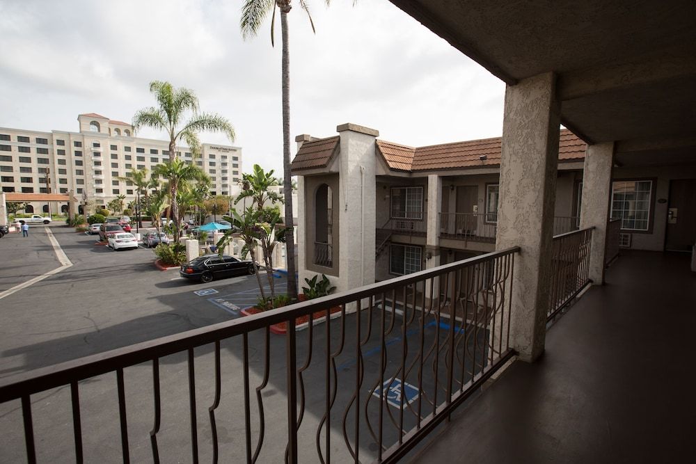 undefined Queens Inn Anaheim 4