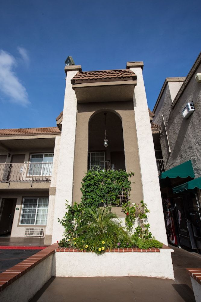 undefined Queens Inn Anaheim 5
