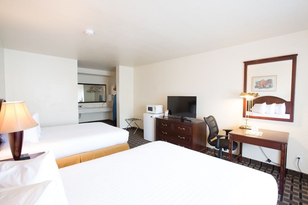 undefined Queens Inn Anaheim 3