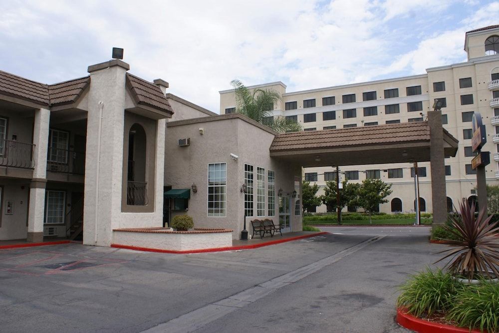 undefined Queens Inn Anaheim 7