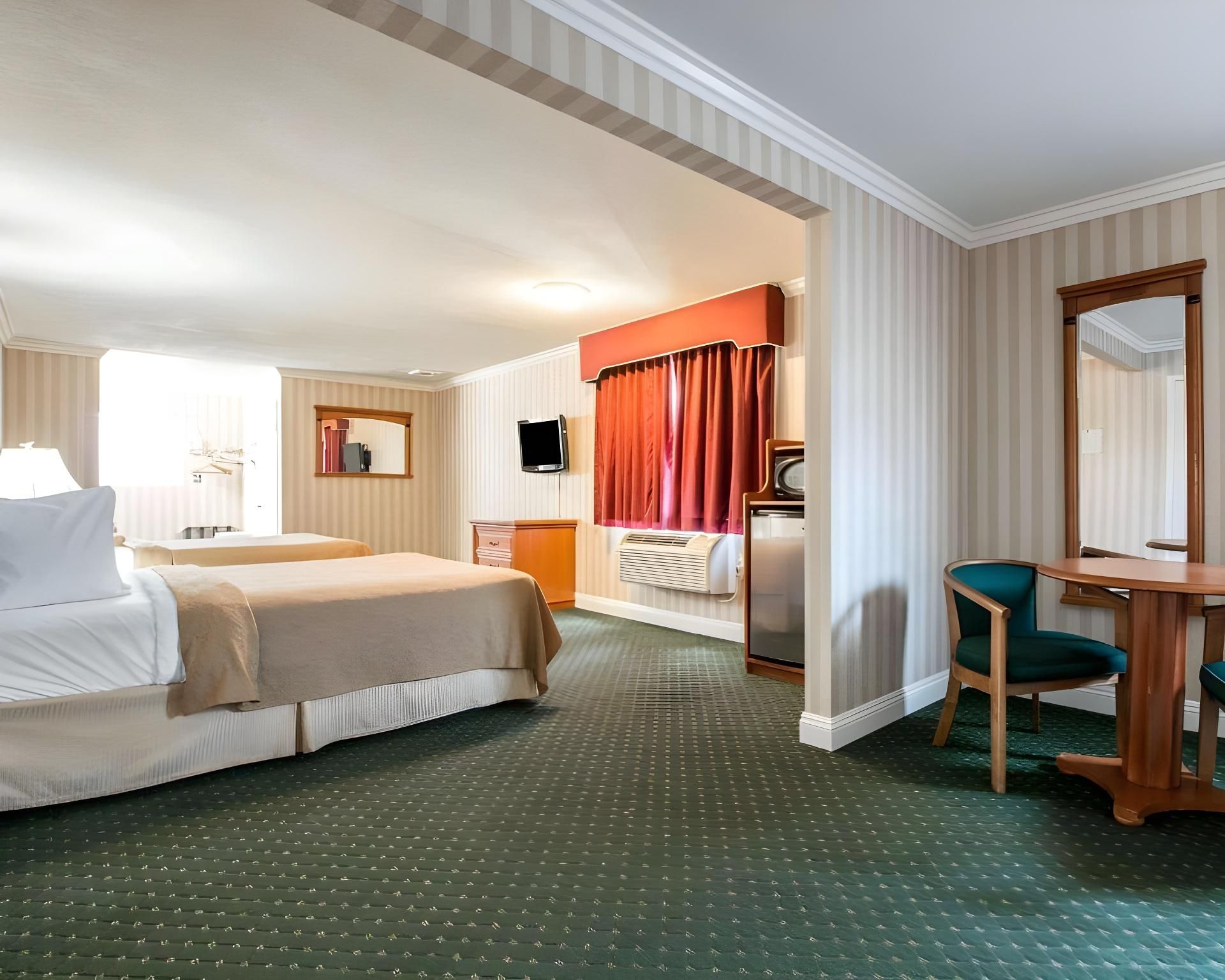 3 Queen Beds, Suite, Nonsmoking