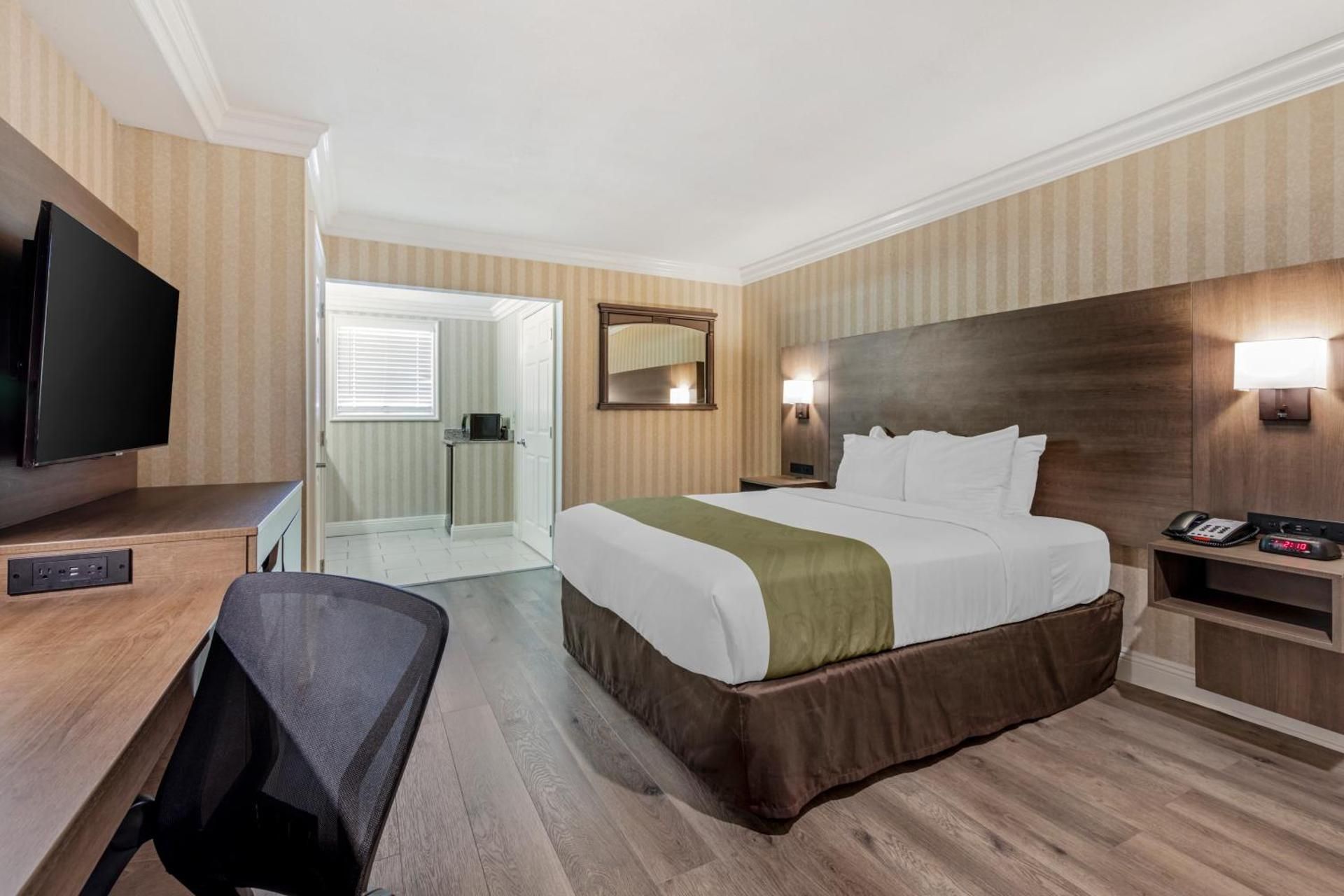 1 King Bed, Nonsmoking