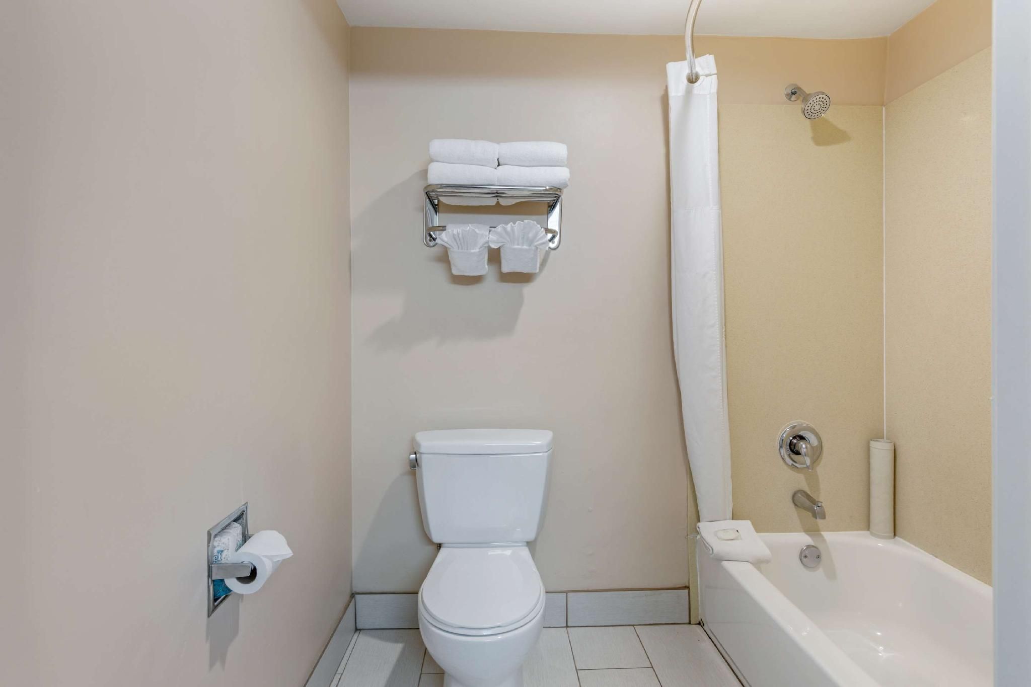 undefined Quality Inn & Suites Anaheim Maingate 10