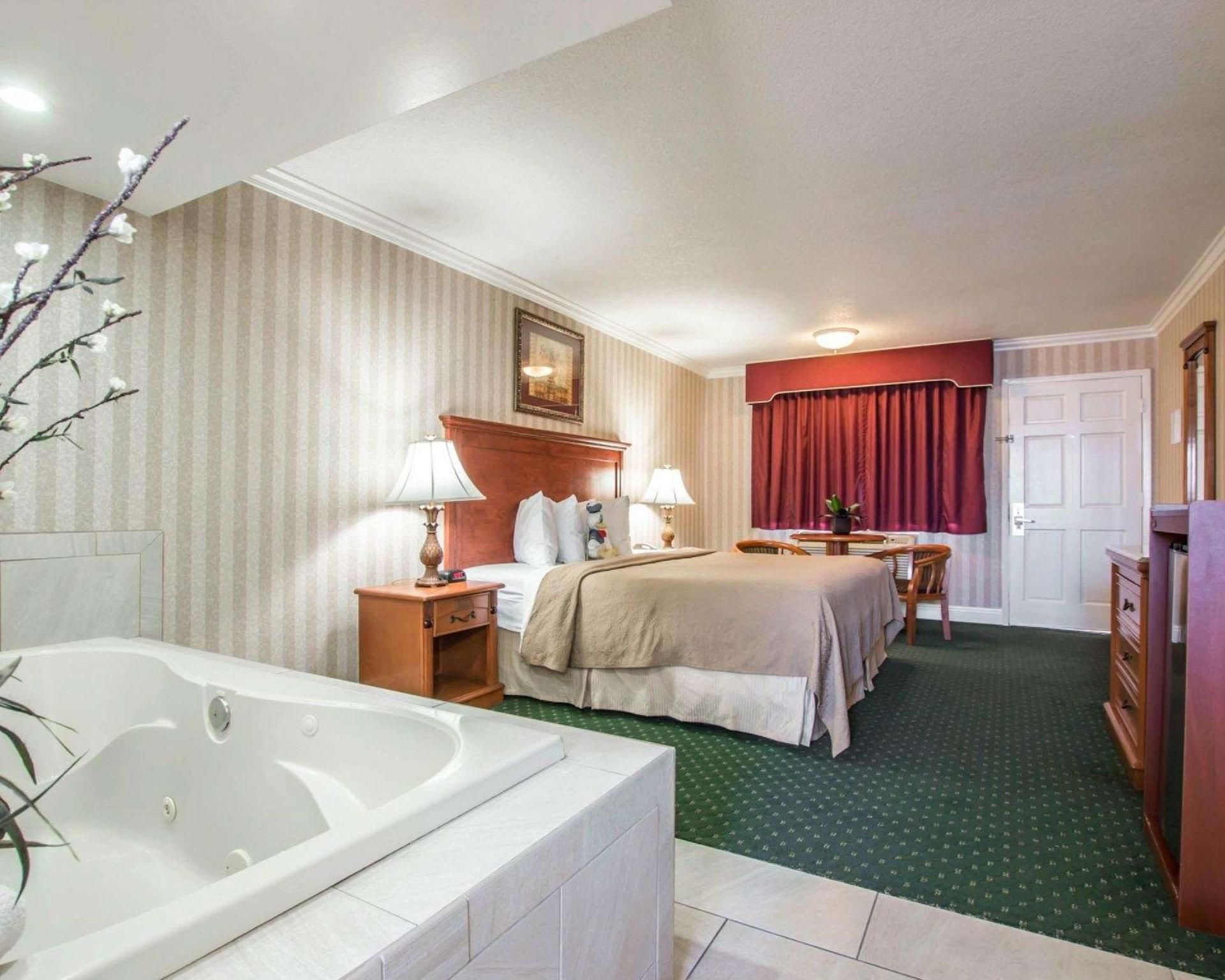 1 King Bed, Nonsmoking, Upgrade