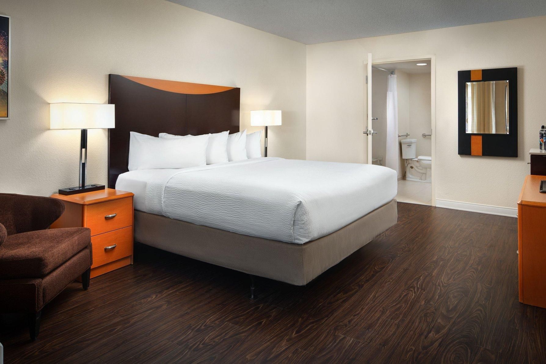Accessible bathroom, Guest room, 1 King, Low floor