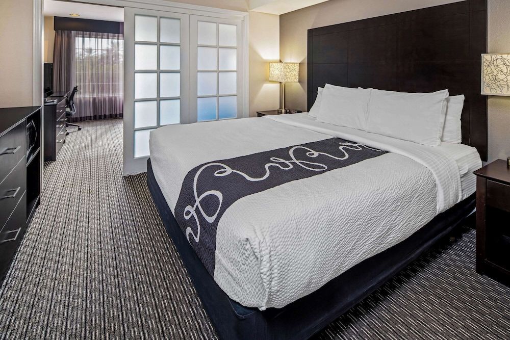 undefined La Quinta Inn & Suites by Wyndham Anaheim 9