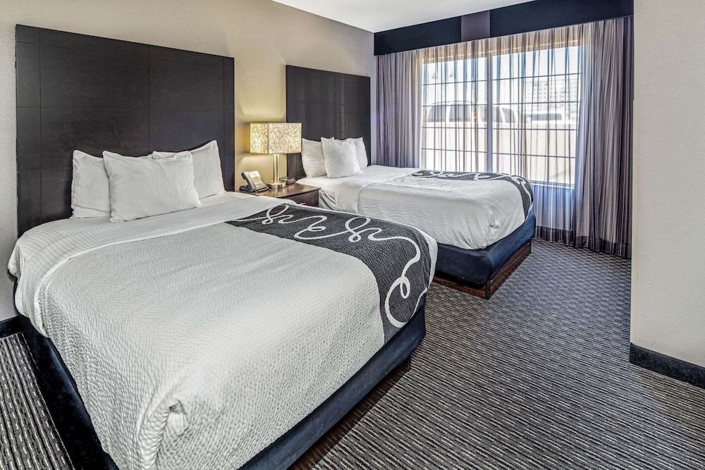 undefined La Quinta Inn & Suites by Wyndham Anaheim 2