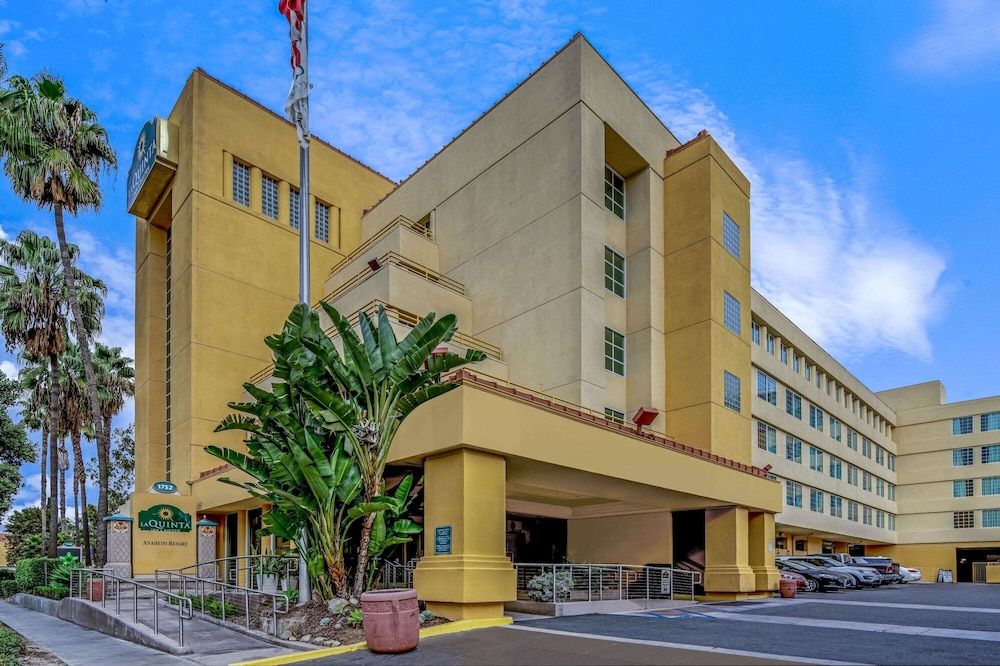 undefined La Quinta Inn & Suites by Wyndham Anaheim 6