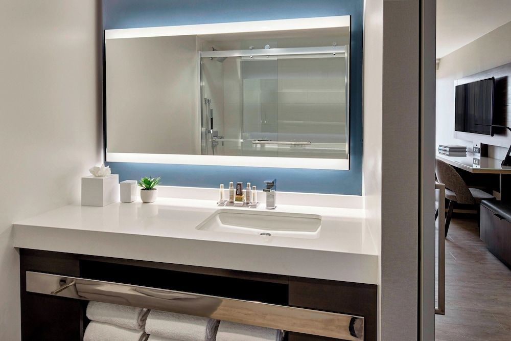 Anaheim Marriott Hotel Standard Room, 1 King Bed (Mobility/Hearing Access, Roll-In Shwr) 2