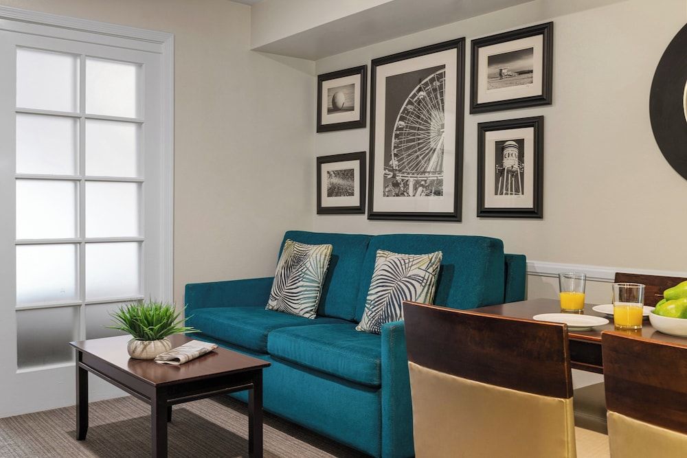 Peacock Suites Suite, 1 King Bed 16