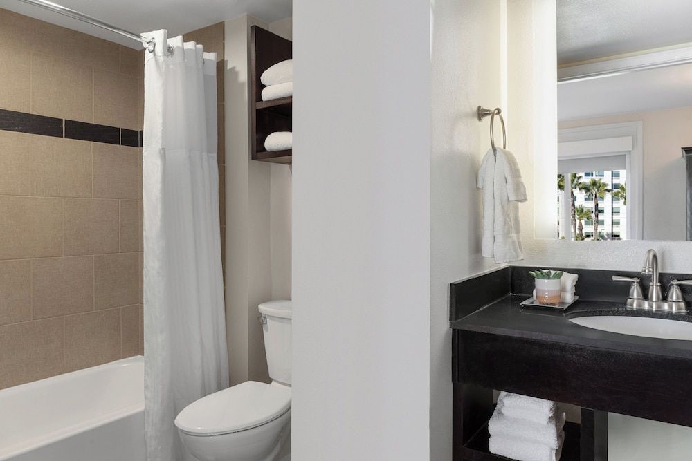 Peacock Suites Suite, 1 King Bed 8