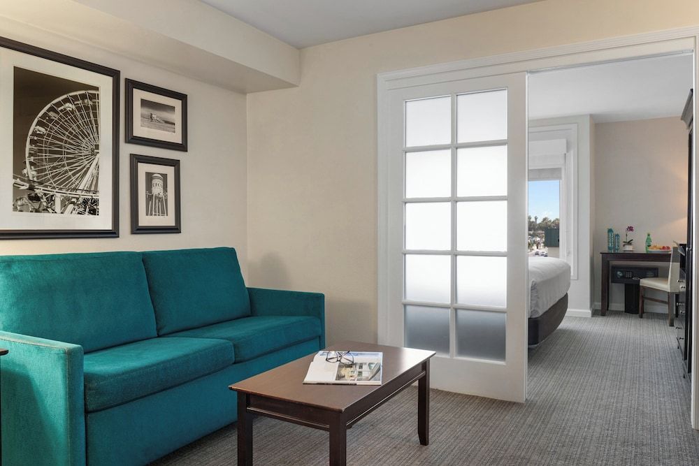 Peacock Suites Suite, 1 King Bed 14