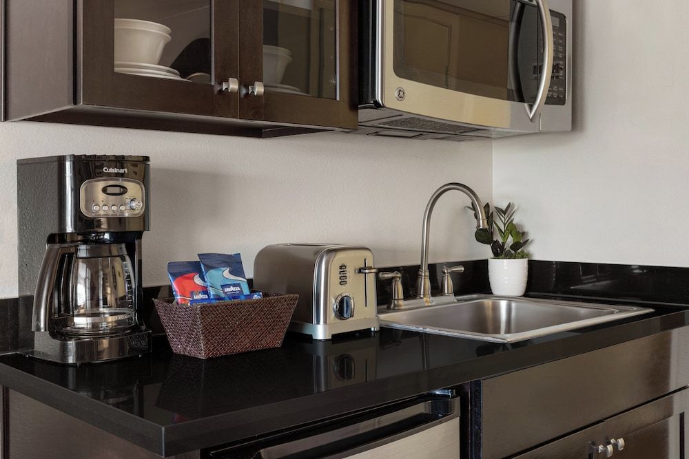 Peacock Suites Suite, 1 King Bed 5