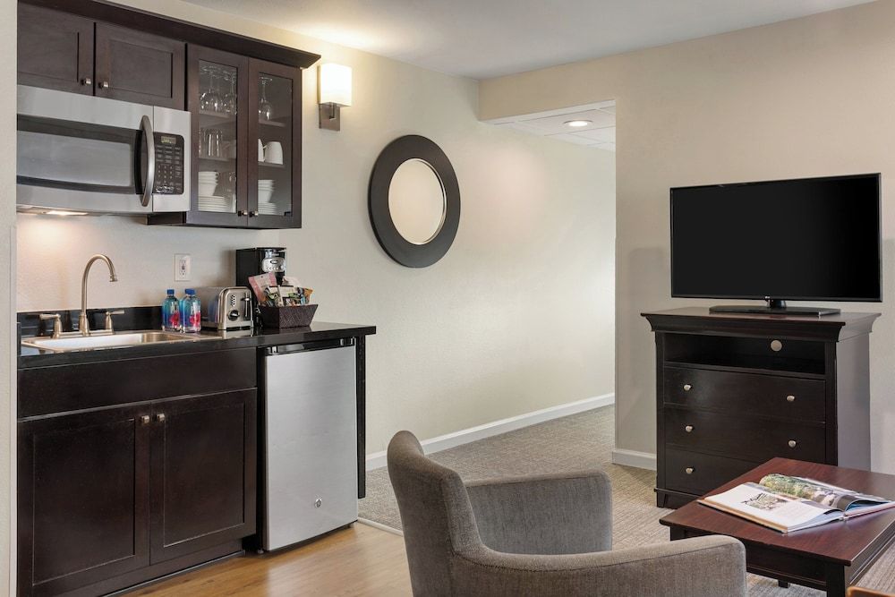 Peacock Suites Suite, 1 King Bed 11