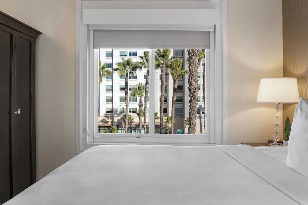 Peacock Suites Suite, 1 King Bed 10