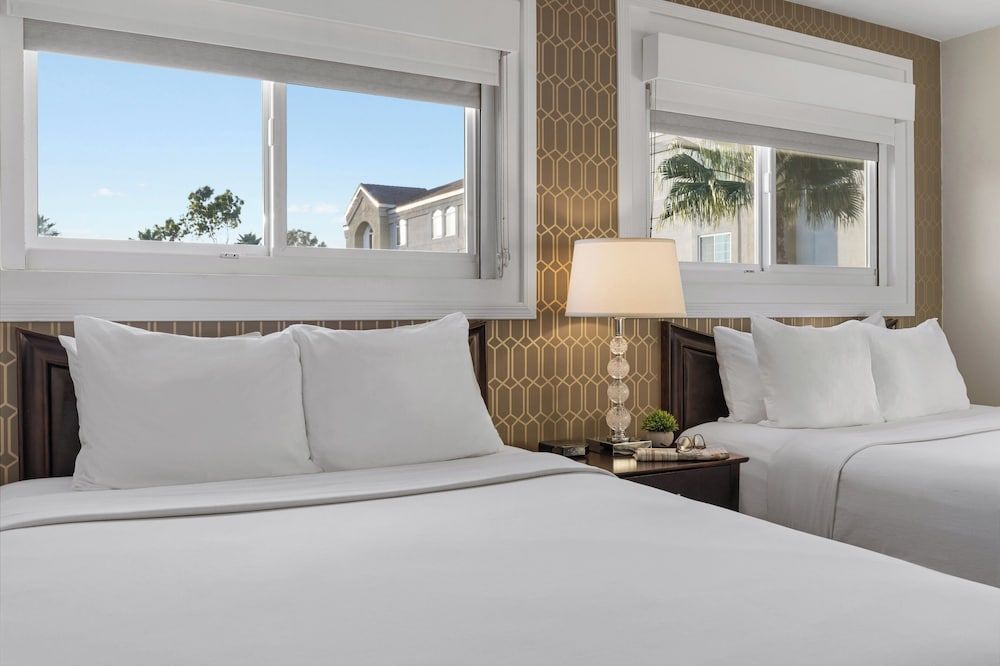 Peacock Suites Suite, 2 Queen Beds 2