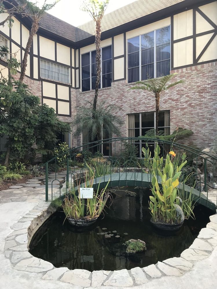 undefined Anaheim Majestic Garden Hotel 2