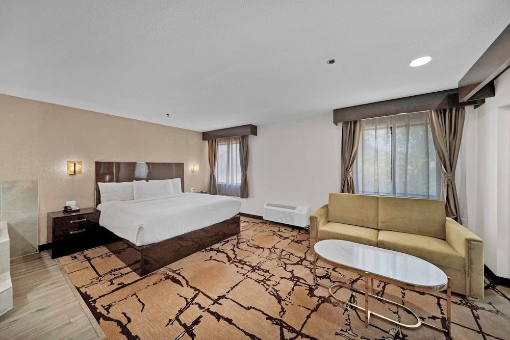 Standard Room, 1 King Bed