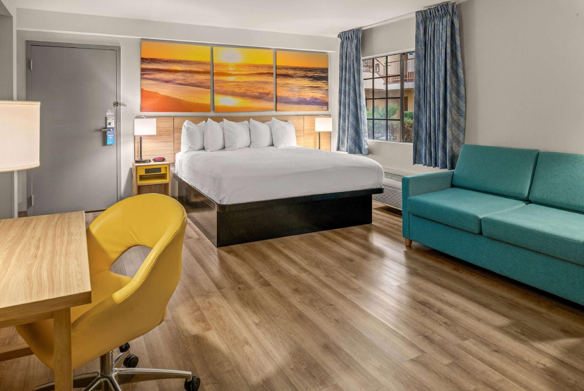 1 King Bed Studio Suite Non-Smoking