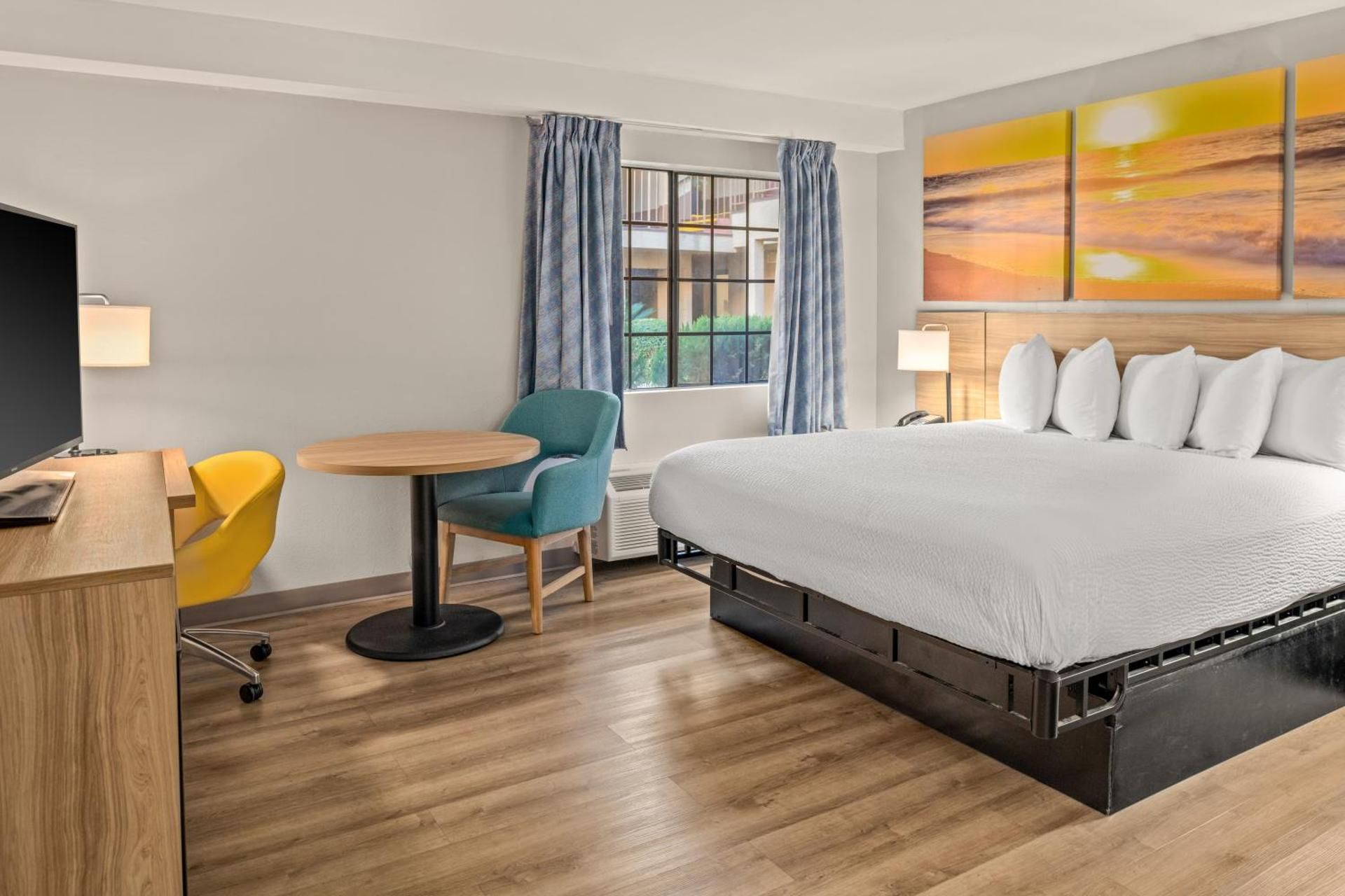 1 King Bed Non-Smoking