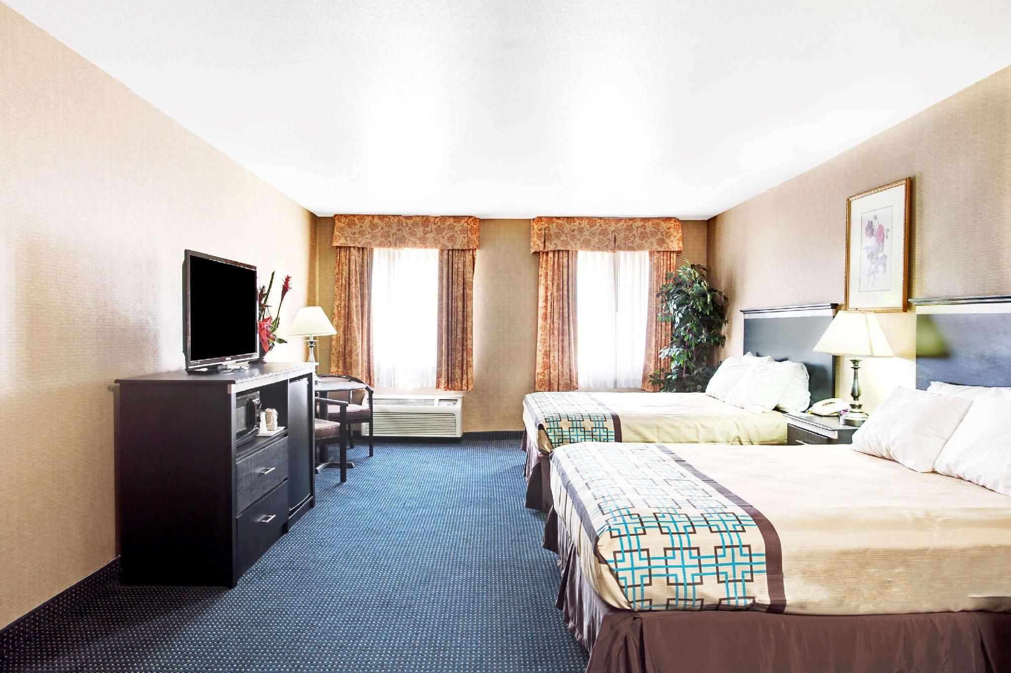 2 Queen Beds, Smoking