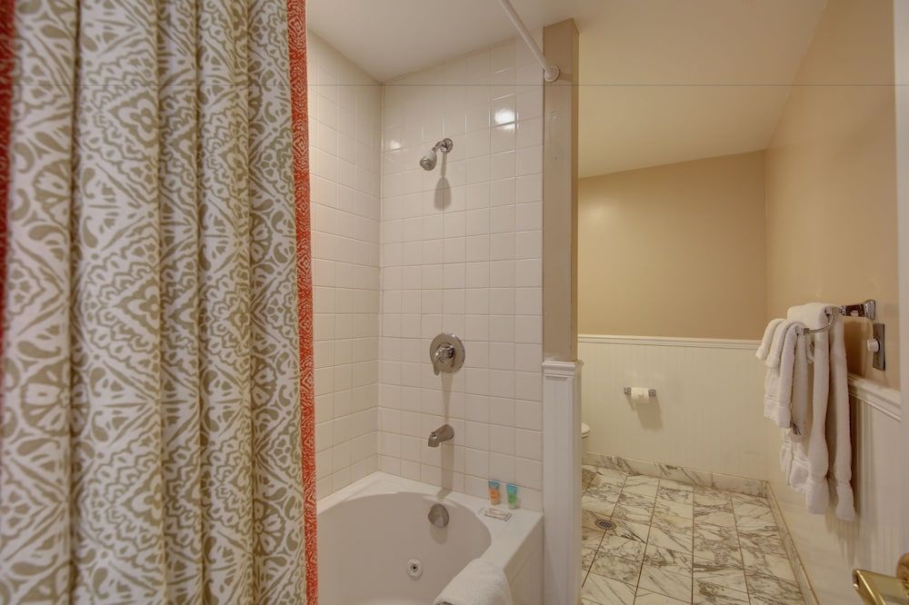 Glenmore Plaza Hotel Standard Room, 1 Queen Bed 5