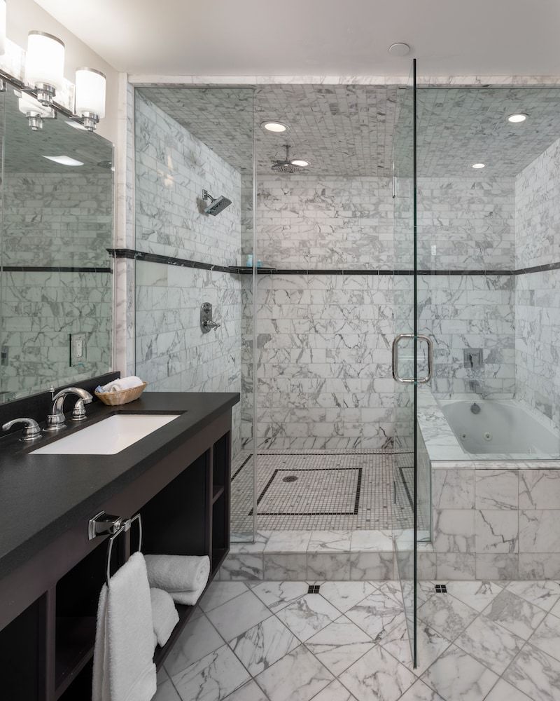 Glenmore Plaza Hotel Amelia Earhart Suite 3