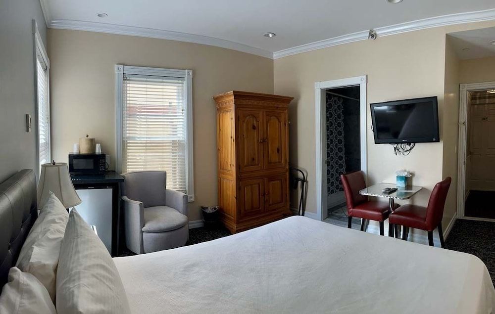 Glenmore Plaza Hotel Standard Room, 1 Queen Bed 3