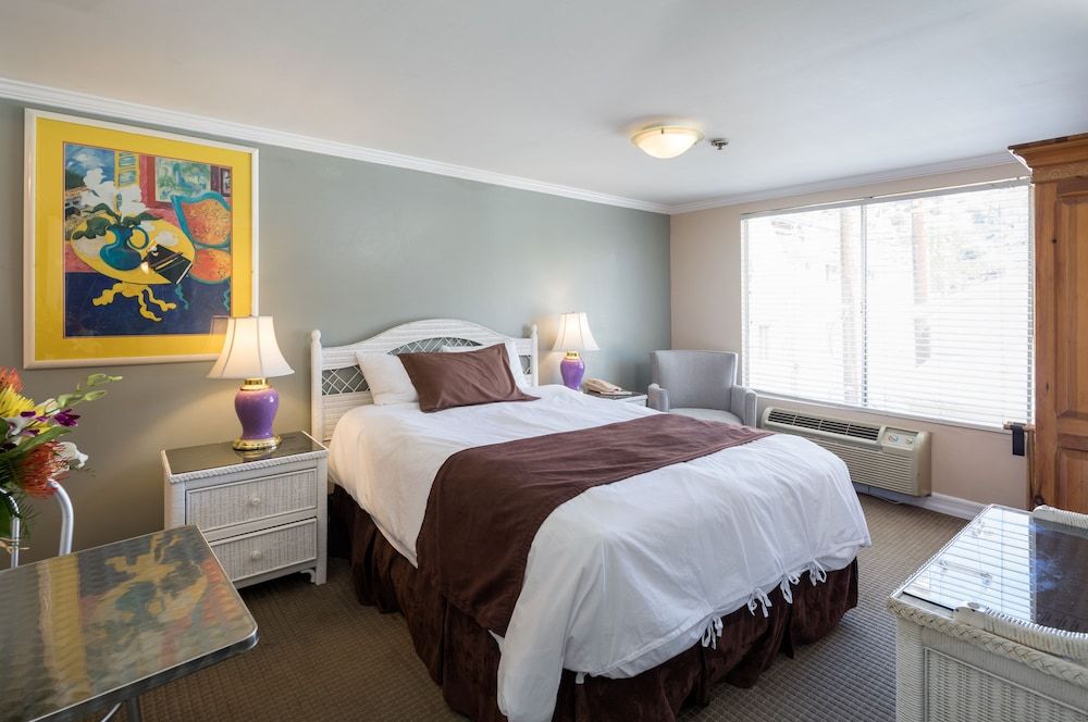 Glenmore Plaza Hotel Standard Room, 1 Queen Bed 2