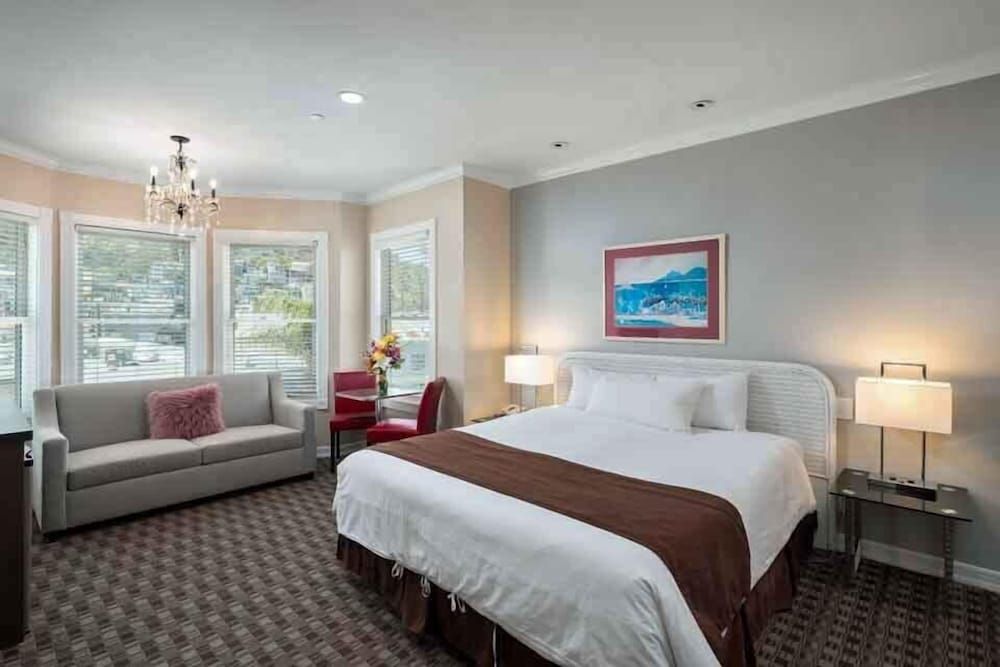 Luxury Suite, Partial Ocean View