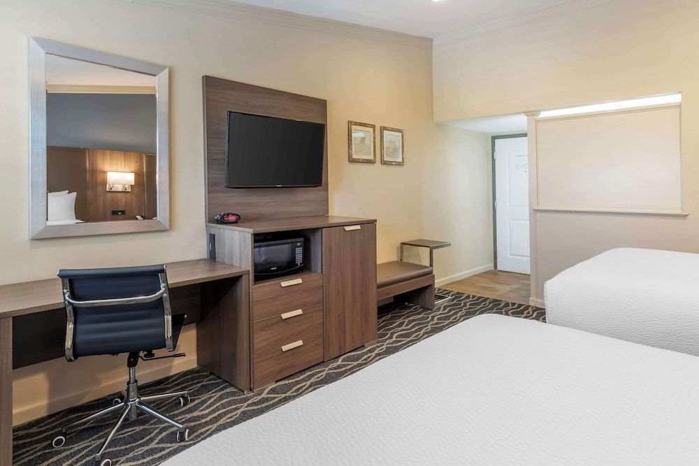 Best Western Plus Hill House Standard Room, 2 Queen Beds, Accessible, Refrigerator & Microwave 2