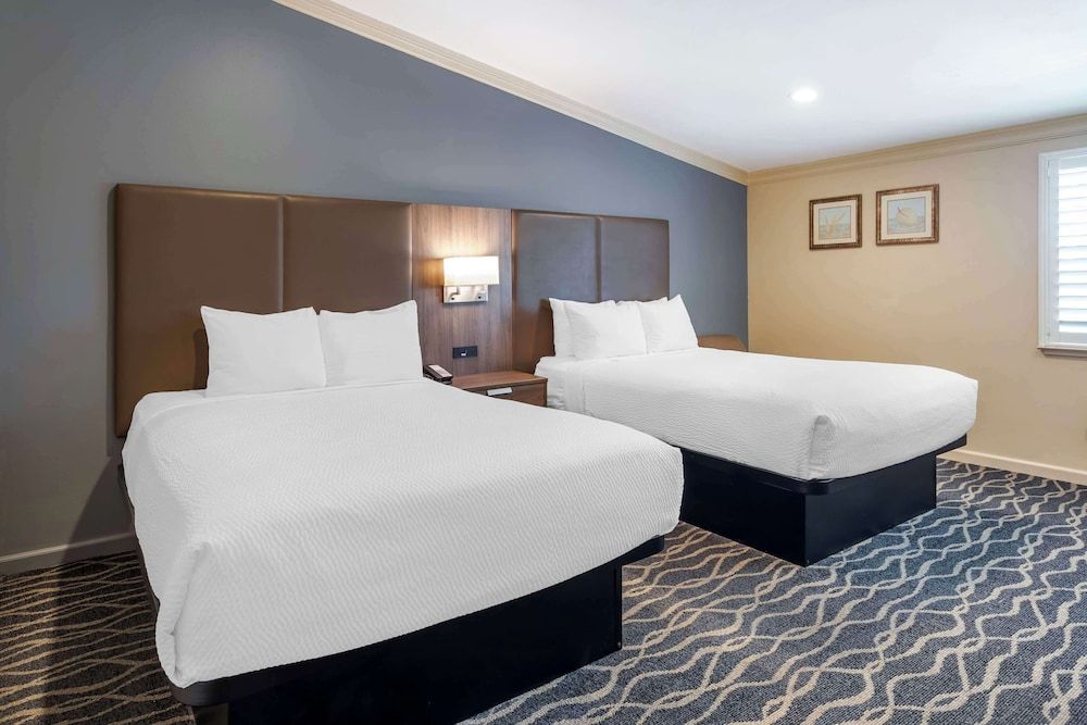 Best Western Plus Hill House Standard Room, 2 Queen Beds, Accessible, Refrigerator & Microwave 3