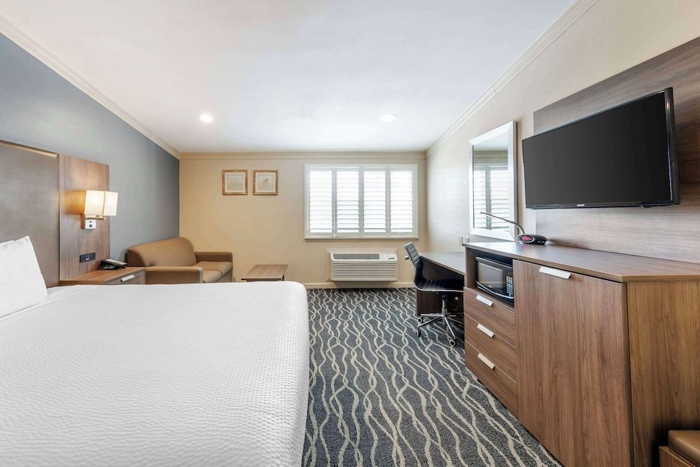 Best Western Plus Hill House Standard Room, 1 King Bed, Accessible, Refrigerator & Microwave 3