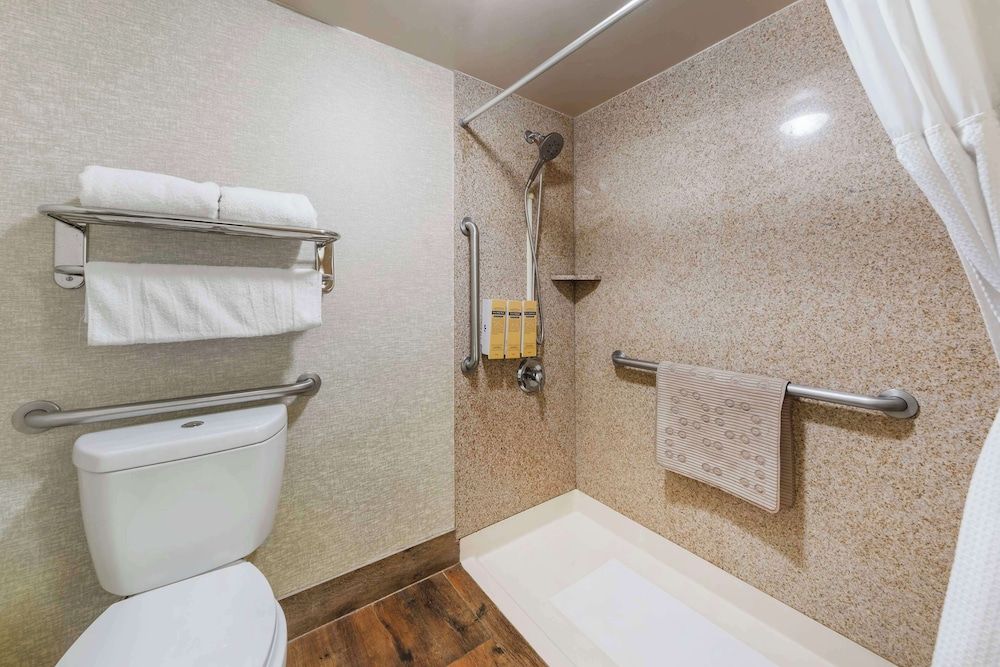 Best Western Plus Hill House Standard Room, 1 King Bed, Accessible, Refrigerator & Microwave 7