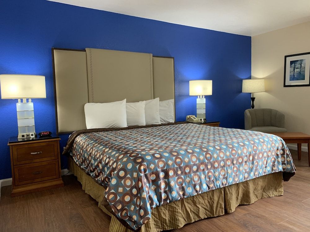 Suite, 1 King Bed with Sofa bed, Non Smoking