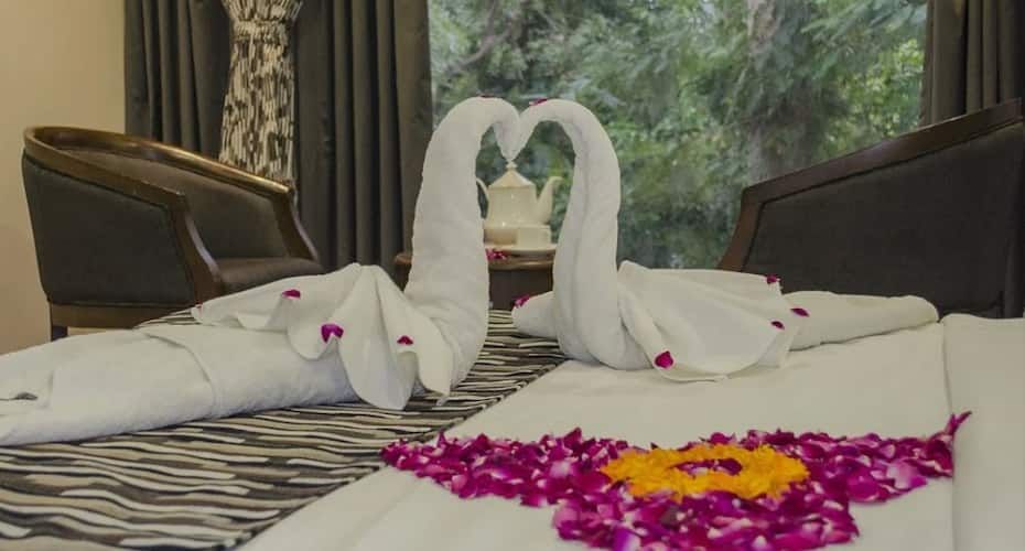 Unique Truck House Single With Breakfast	