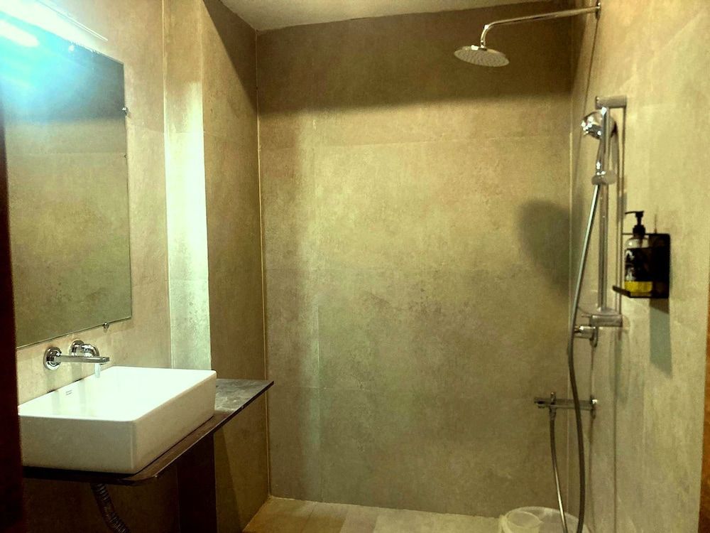 Hotel Silver Oak Deluxe Room 3