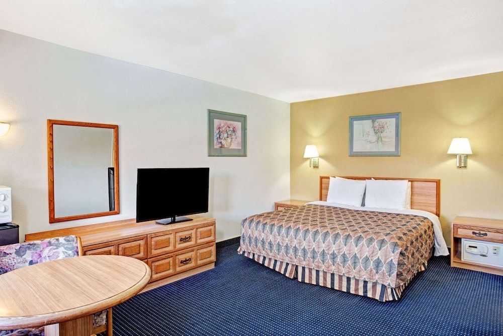 Room, 1 King Bed, Non Smoking, Poolside