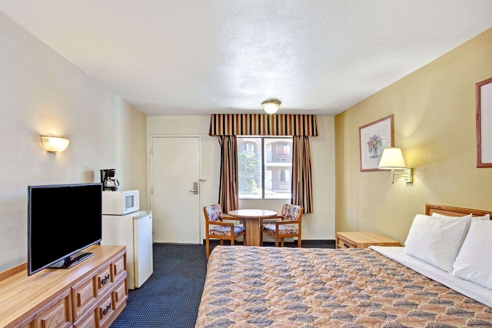 Deluxe Room, 1 King Bed, Non Smoking