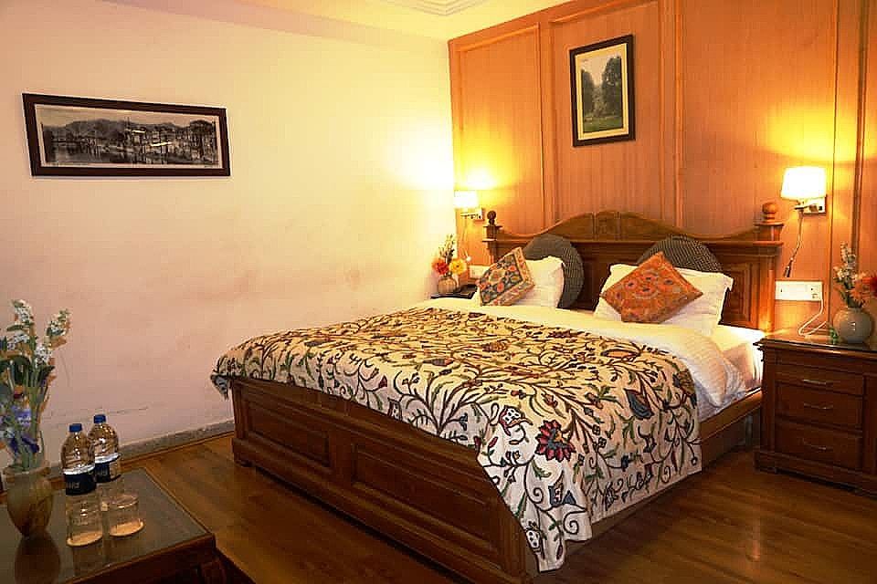 Kashmir Mahal Resort Deluxe Room 2