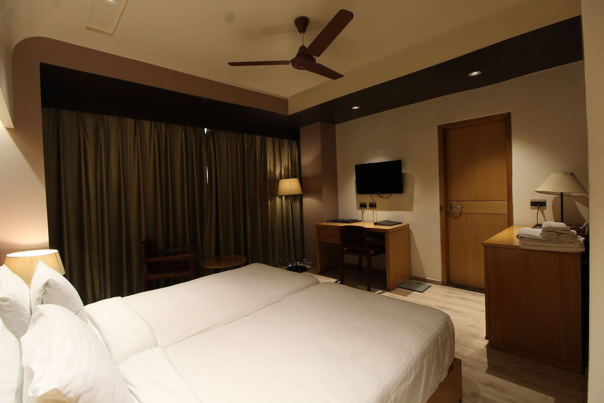 Hotel Charan Plaza Deluxe Twin Bed 6