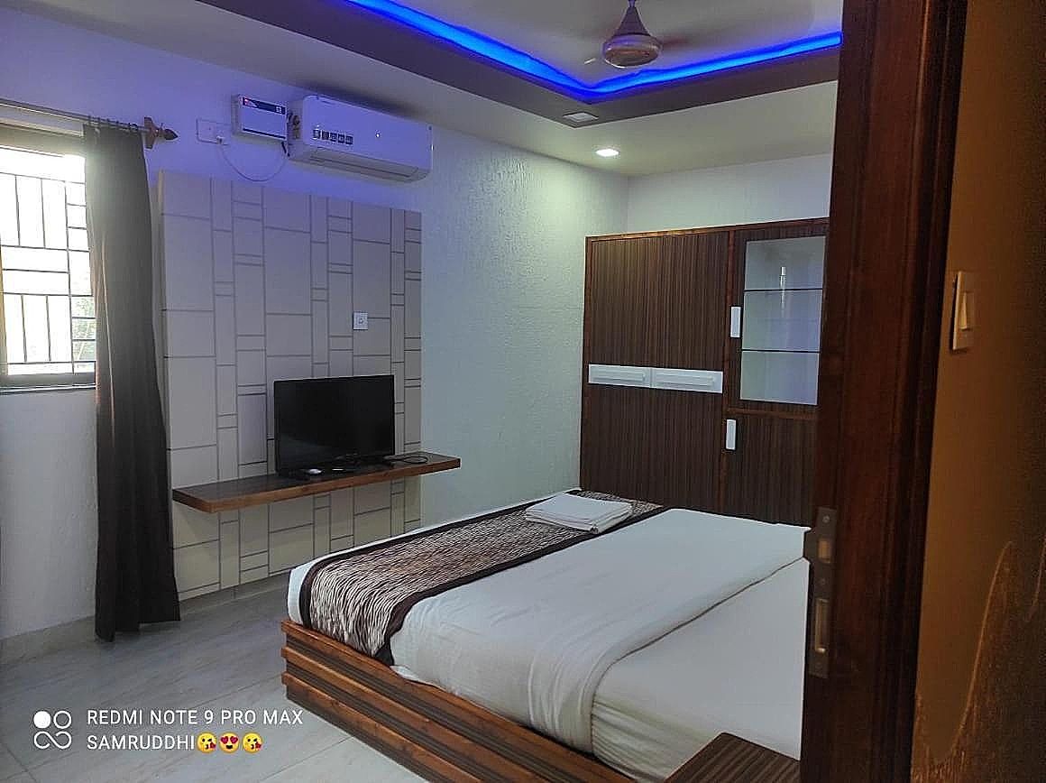 Hotel Calangute Central Deluxe room 7