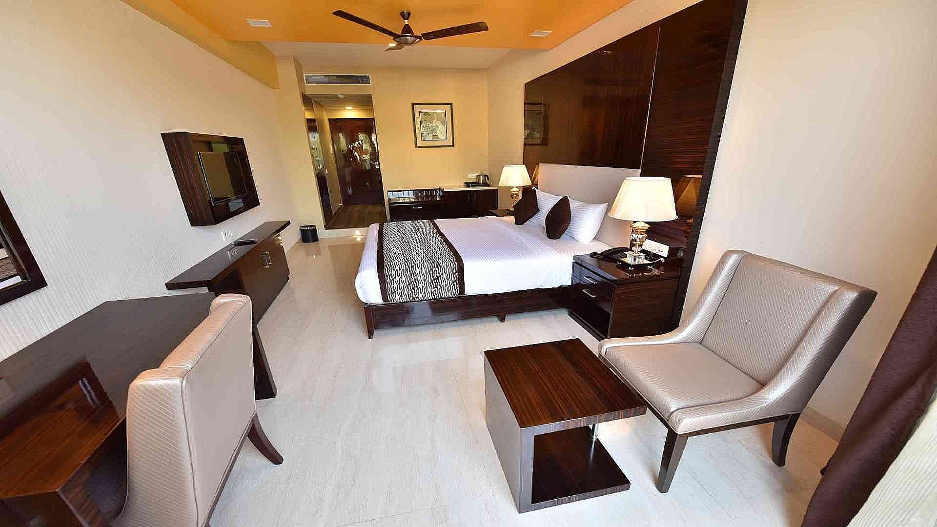 Hotel Calangute Central Deluxe room 6