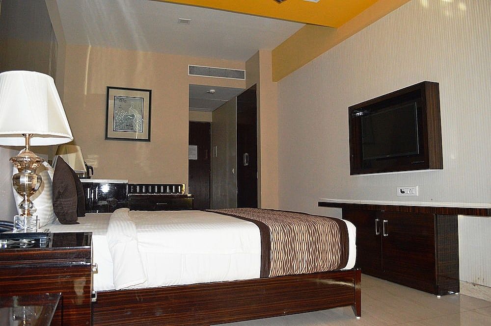 Hotel Calangute Central Deluxe room 9