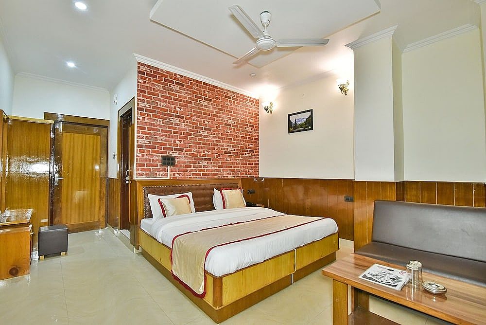 The Posh Hotel | Heart of Mall Road, Hassle-Free Covered Parking Standard  Room 8